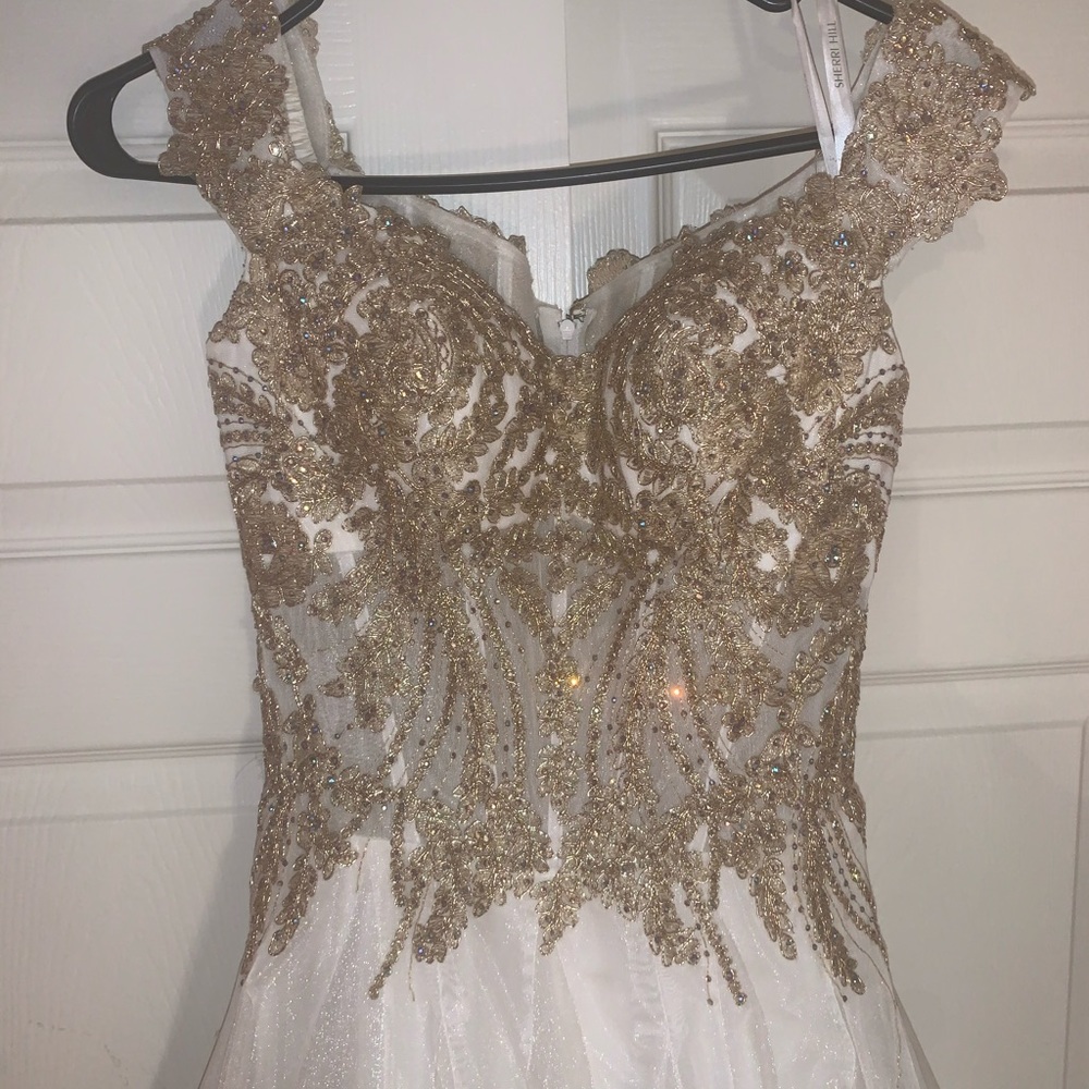 A-line white and gold gown - Picture 4 of 6